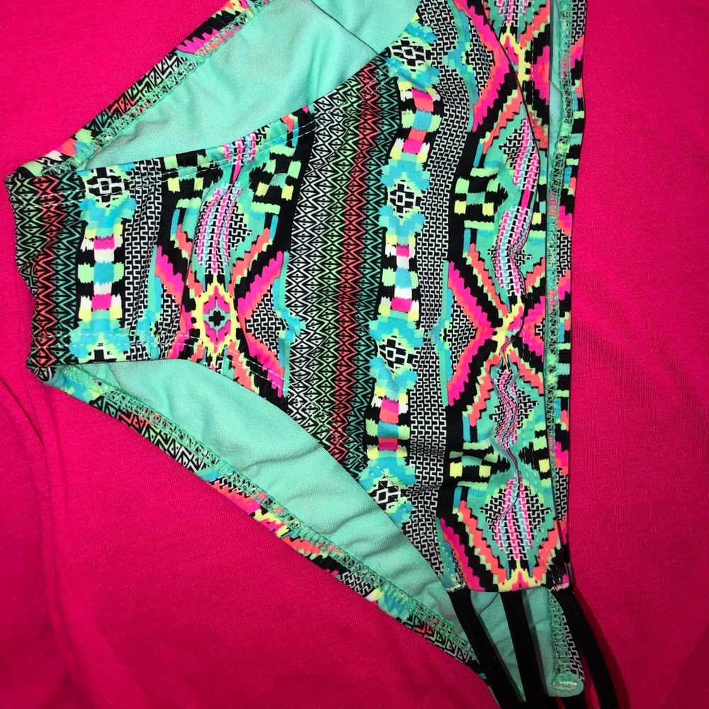 Multi color, strappy side bottom